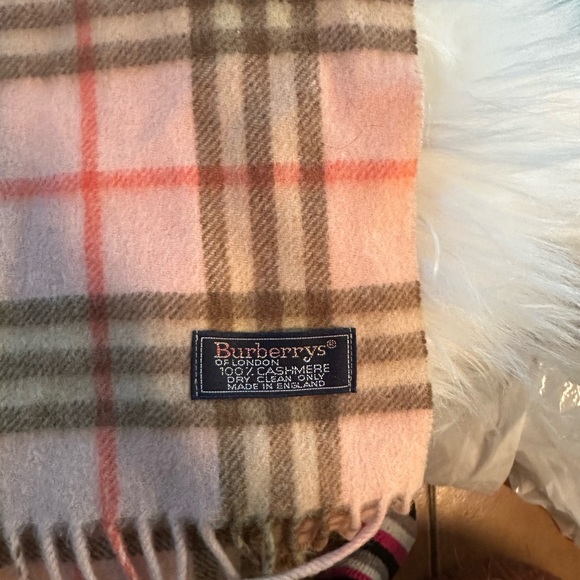 Burberry Scarf 🧣 - Picture 5 of 6